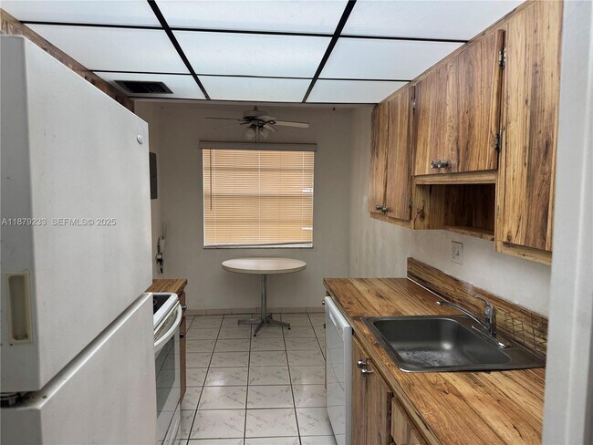 Foto del edificio - 3001 NW 48th Ave