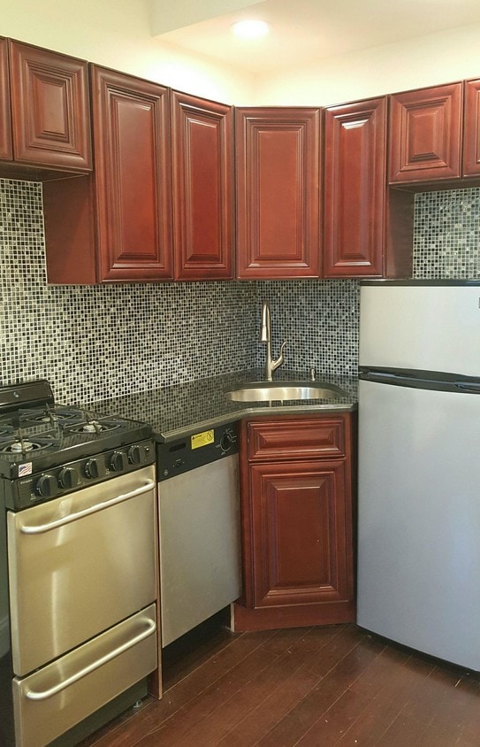 Building Photo - 209 E 7th St