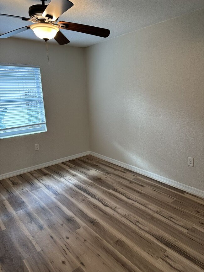 Foto del edificio - UPDATED TWO BEDROOM ONE BATHROOM , LARGE BACK YARD WITH STORAGE SHED. PET FRIENDLY, INSIDE LAUNDR...