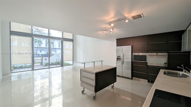 Foto del edificio - 6000 Collins Ave