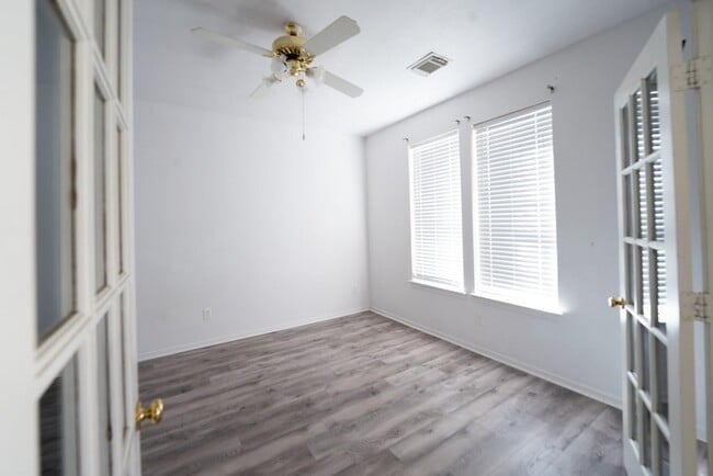 Building Photo - 1809 Oakland Cir