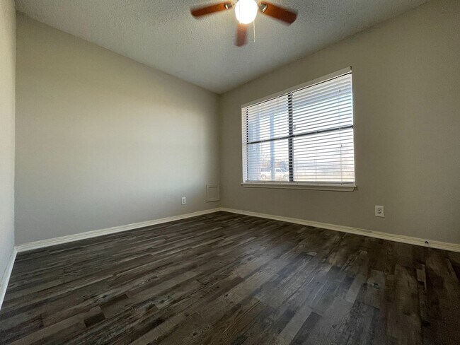 Building Photo - 2 Bedroom 2 Bath Apartment w/ Washer and D...