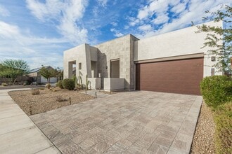 Building Photo - 712 E Buist Ave