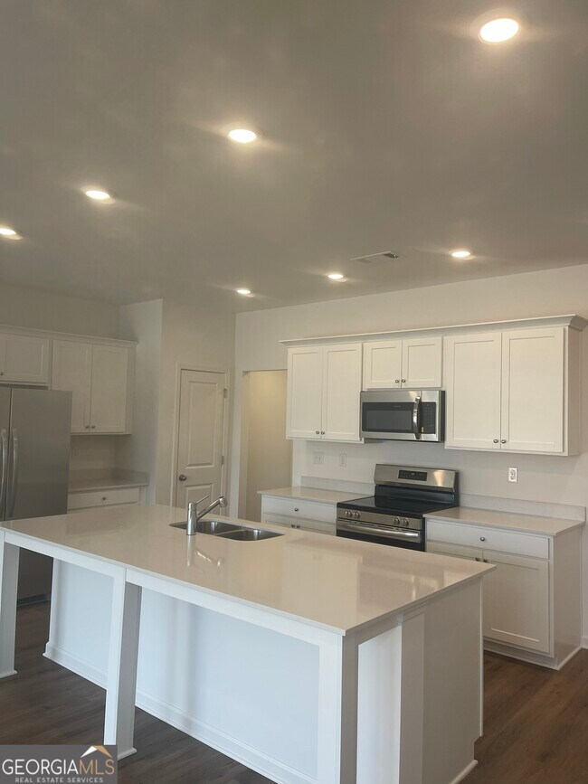 Foto del edificio - 109 Milledge Cmns Dr NE