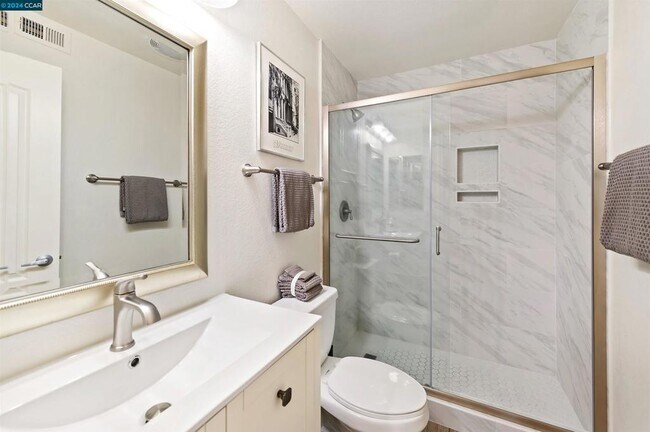 Building Photo - 225 Reflections Dr