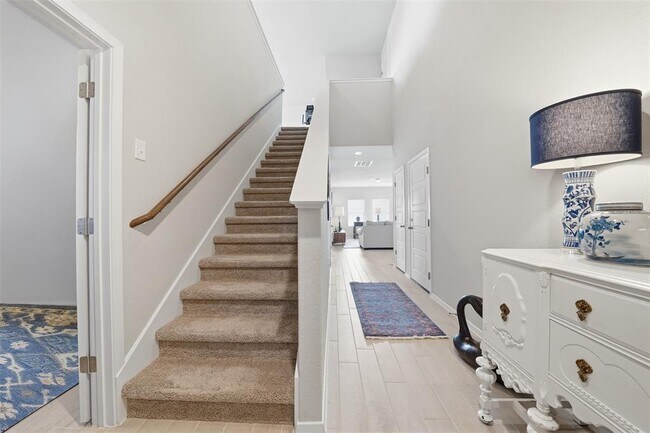 Foto del edificio - 641 Running Creek Dr