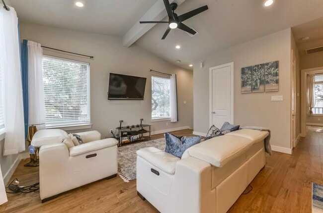 Building Photo - 823 Mansfield St