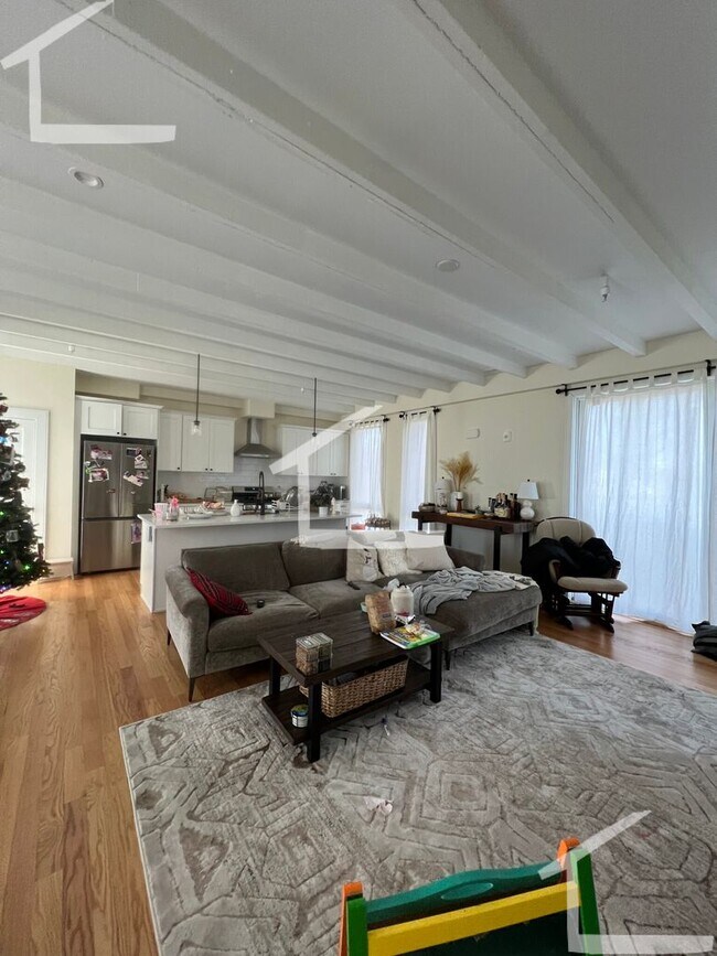 Foto del edificio - HOT BROOKLINE LISTING!!!!!