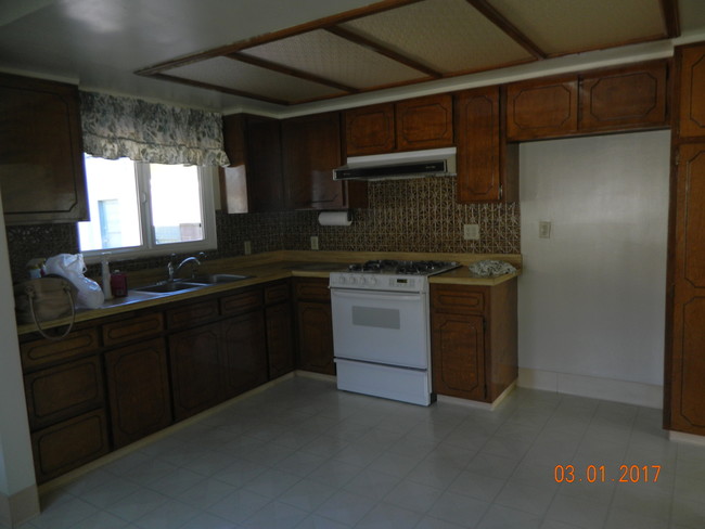 Kitchen Gas stove - 25100 Cypress St