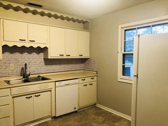 Foto del edificio - 4609 Lakeview Dr NW