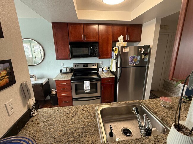 Foto del edificio - Hayward Condo 1 Bed/1 Bath Updated kitchen, lots of light and Bay views, dogs welcome