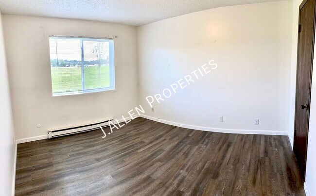 Building Photo - Very Nice Updated, Sunny 2 bed