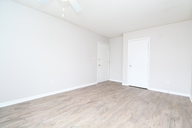Building Photo - Freshly Updated -Ground-Floor Apartment Near UWF – Available Now!