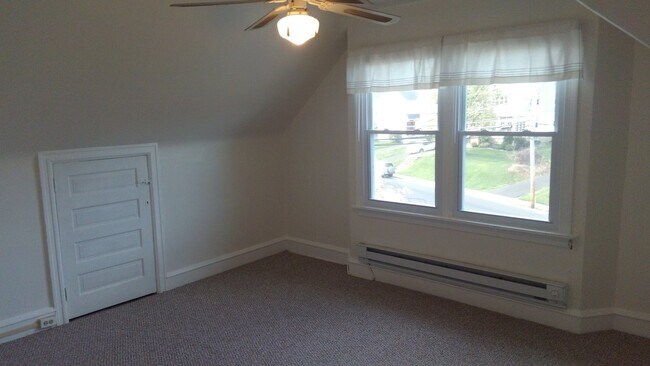 Dimensiones del dormitorio/sala de estar: 12' x 14' - 2116 Old Welsh Road