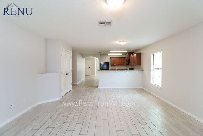 Foto del edificio - Fall into savings with 1/2 off your first ...