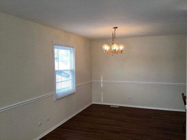 Building Photo - 840 Heather Ln