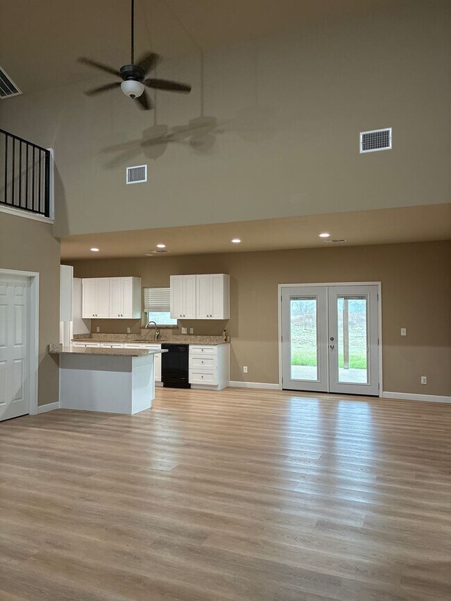 Foto del edificio - 5BR/3BA w/ Front Yard + Assigned Parking in Kingsbury, TX