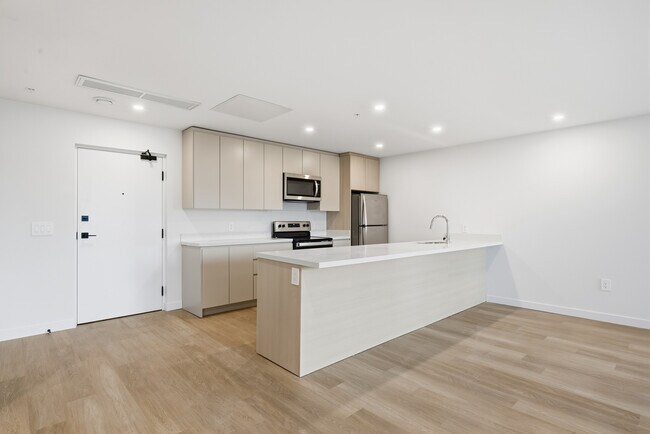Building Photo - 2 Bedroom + Den  & 3 Bedroom Apartment
