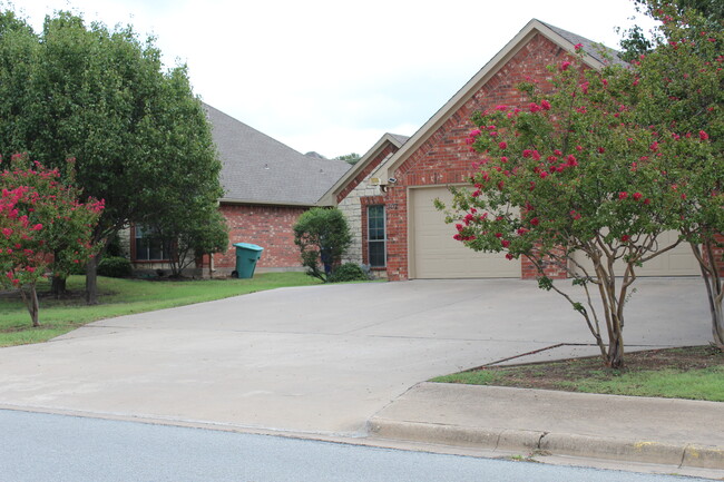 Building Photo - 307 Sunset Blvd