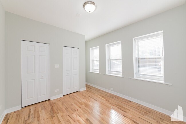 Foto del edificio - 2457 W Logan Blvd