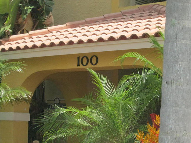 Building Photo - 100 Uno Lago Dr