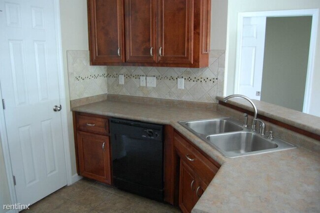 Building Photo - 4 br, 2.5 bath House - Quarterman Estates