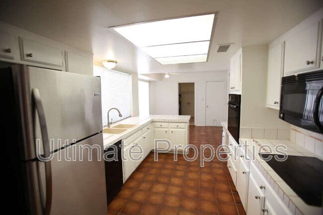 Building Photo - 8702 E Sells Dr