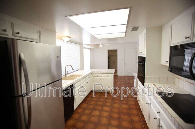 Foto del edificio - 8702 E Sells Dr