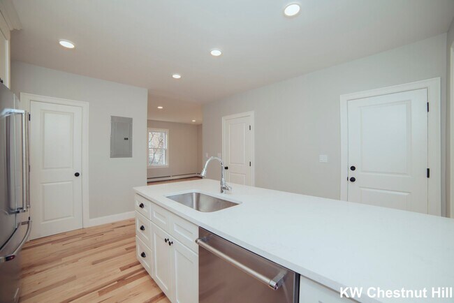 Building Photo - Beautiful renovated 3 bedroom unit