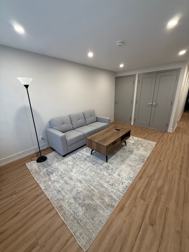 Photo du bâtiment - 587 College St