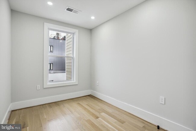 Building Photo - 1511 D St NE