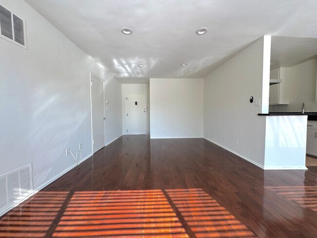 Foto del edificio - 1159 N Curson Ave