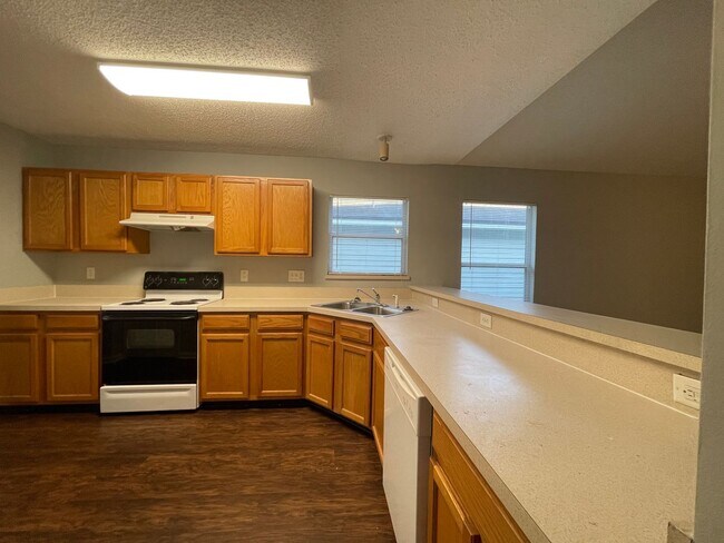 Building Photo - Three Bedroom in Watermill