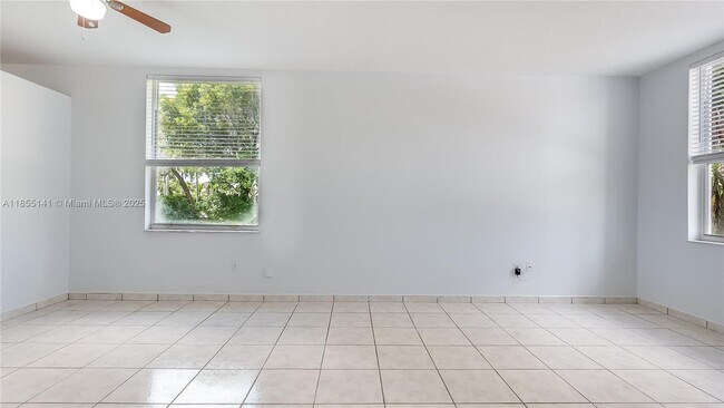 Foto del edificio - 15472 NW 12th Ct
