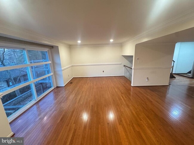 Building Photo - 9250 Three Oaks Dr