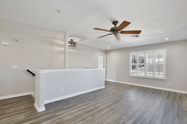 Foto del edificio - Modern 1/1 Spacious Apartment with 1 Car G...