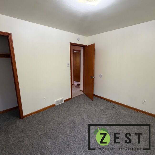 Foto del edificio - Excellent 3 Bed 1.5 Bath with basement & garage only $1,250/mo!  Open House Friday March 20th