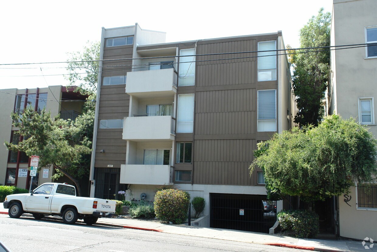 Foto del edificio - 2418 Dwight Way