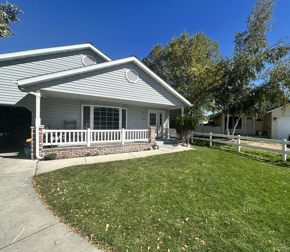 Primary Photo - 3 bed 2 bath home in a great neighborhood