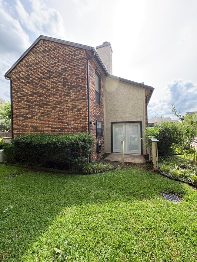 Foto del edificio - 827 W Harwood Rd