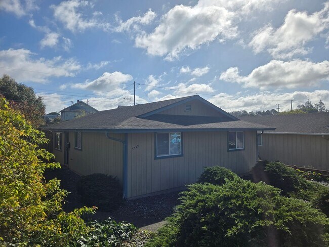 Foto del edificio - Pet-friendly and updated 3BR/1BA Eureka home