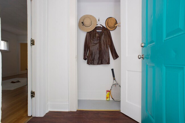 vestíbulo de entrada y armario - 705 Ackerman Ave