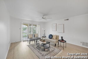 Foto principal - 8702 Village Dr