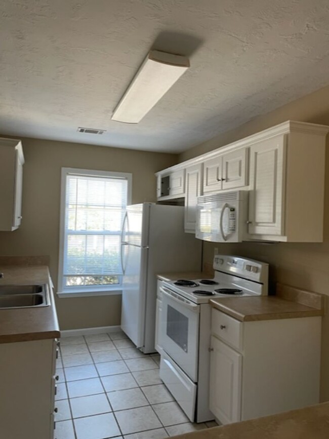 Foto del edificio - CUTE 2 BEDROOM TOWNHOME IN EVANS