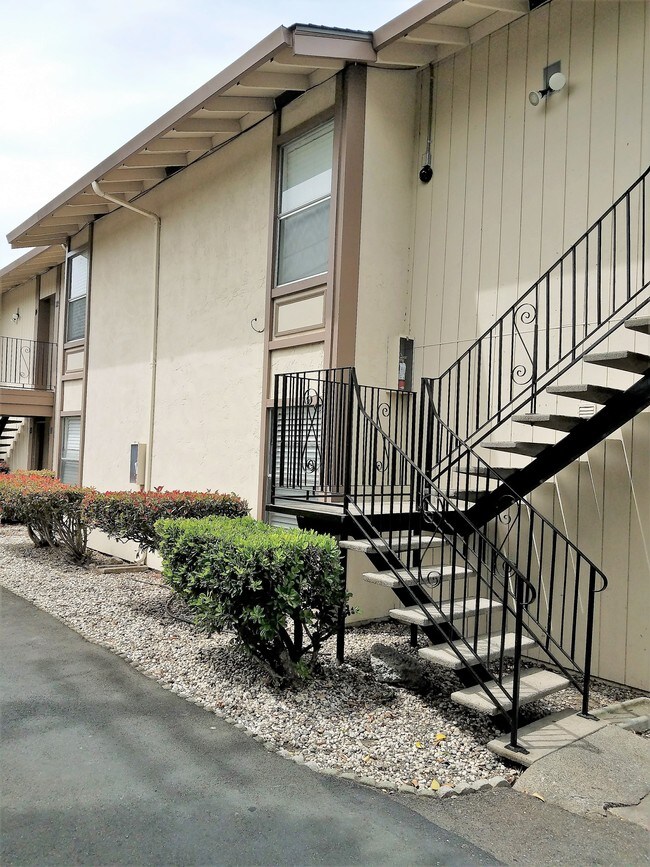 Pinecrest Villas Apartments in Fairfield, CA