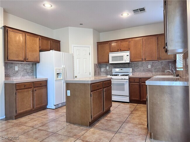 Foto del edificio - 9676 Ridgebluff Ave