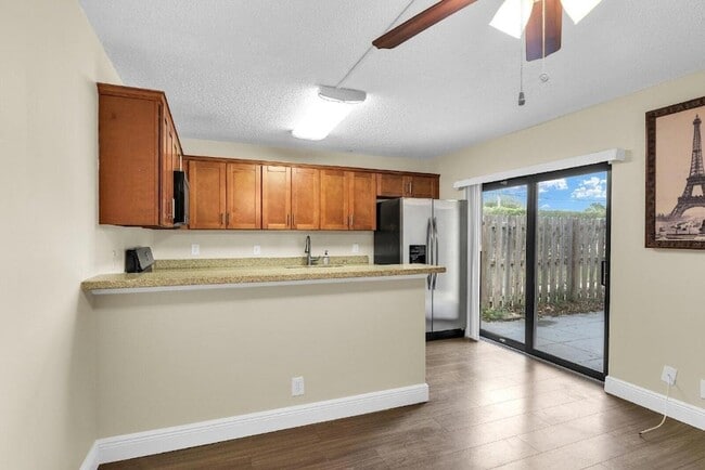 Foto del edificio - 2333 Waterside Dr