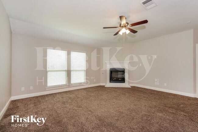 Building Photo - 4413 Lakeview Dr