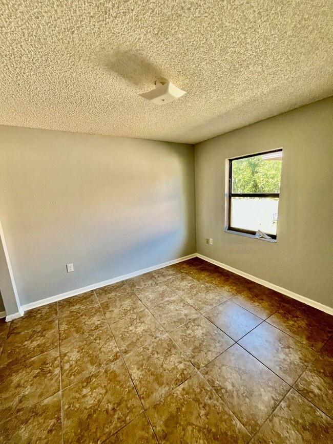 Building Photo - SPACIOUS 3BR/1.5BA Lakeland Duplex! Convenient Location! NO APPLICATION FEE!