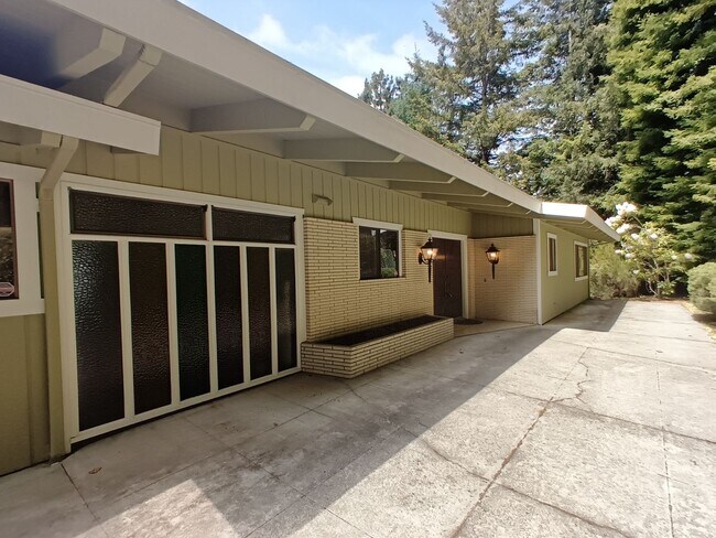 Building Photo - Beautiful Home Near Baywood Golf Course